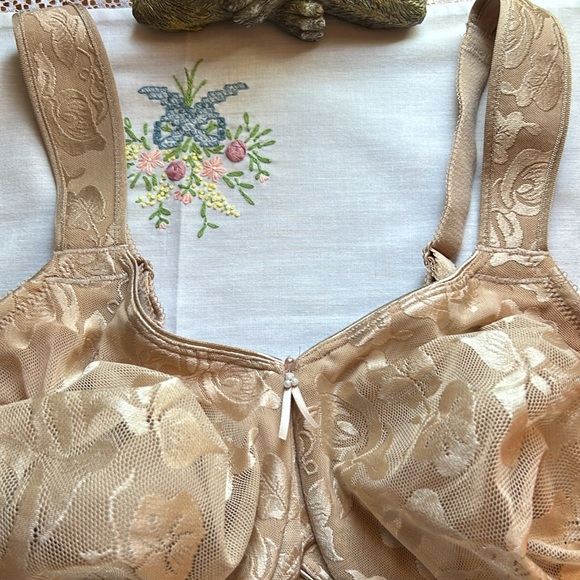 Wacoal bra size 42DDD fully lined with lace overlay, nude color. No noted flaws. - Picture 2 of 8